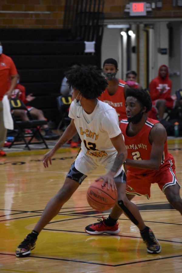 Dribbling up the court, Barry Thomas, sophomore shooting guard, feels like a target.  “I was getting trapped, and I was looking to pass the ball,” Thomas said. “Whenever that happens, I just keep my head up, try to retreat, and look for open teammates.”