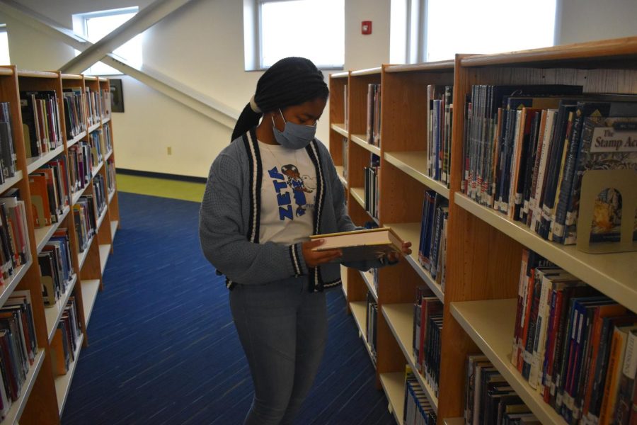 Michaela+Flowers%2C+junior%2C+wears+her+%E2%80%9CZeta+In+Training%2C%E2%80%9D+shirt+during+HBCU+day+of+the+Black+History+Month+spirit+week.+%E2%80%9CMy+mom+is+a+Zeta+and+it%E2%80%99s+common+for+women+in+sororities+that+have+daughters+to+have+their+daughters+pledge+to+the+same+Greek%2C%E2%80%9D+Flowers+said.+%0A